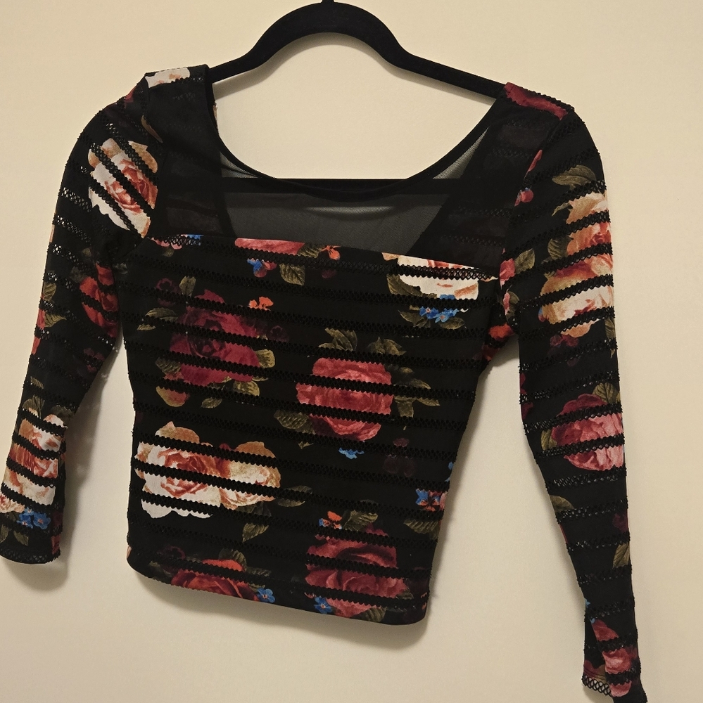 🌟Guess 90's Floral 3/4 Sleeve crop top With Sheer